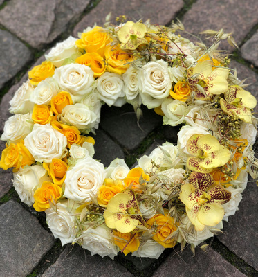 krans-med--blomster-i-gultoner_1080x1157