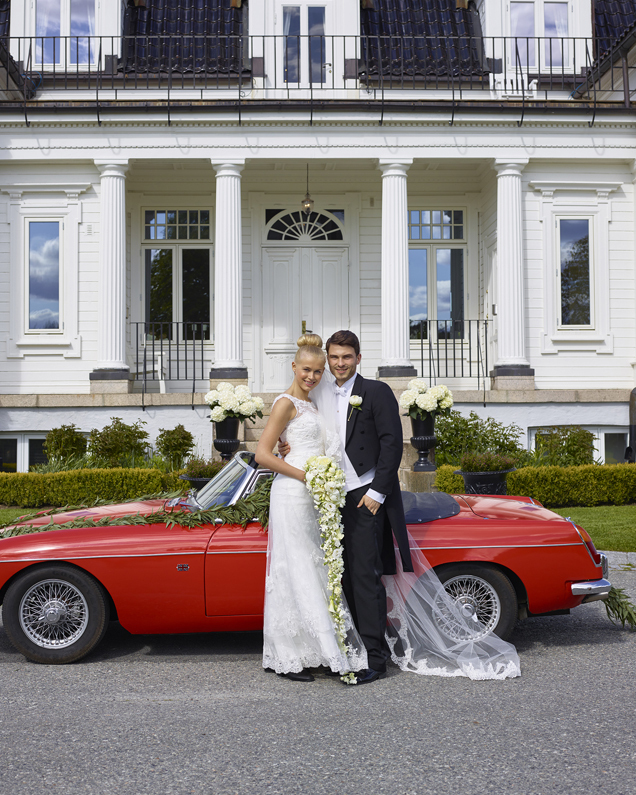 Brudepar-brudebil-bryllupslokalet.jpg