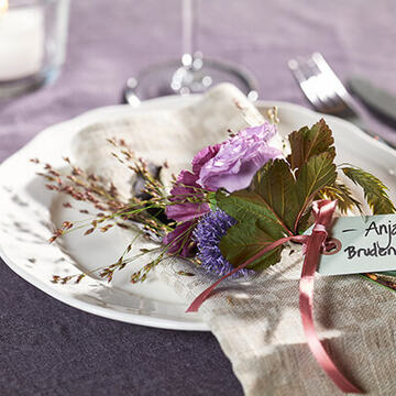 Her har vi laget et blomstersmykke til hver gjest, og merket det med navn og relasjon til den som feires. Her har vi laget et blomstersmykke til hver gjest, og merket det med navn og relasjon til den som feires.