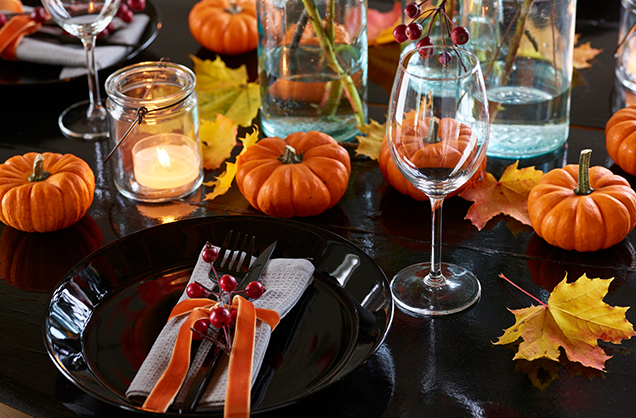 borddekor med gresskar og rognebær