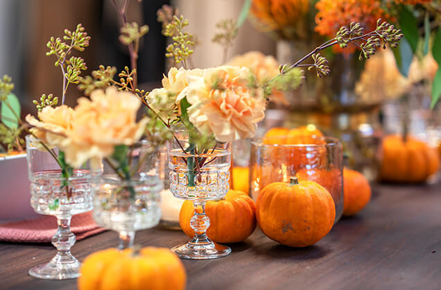 Nelliker som dekor til konfirmasjonsbordet