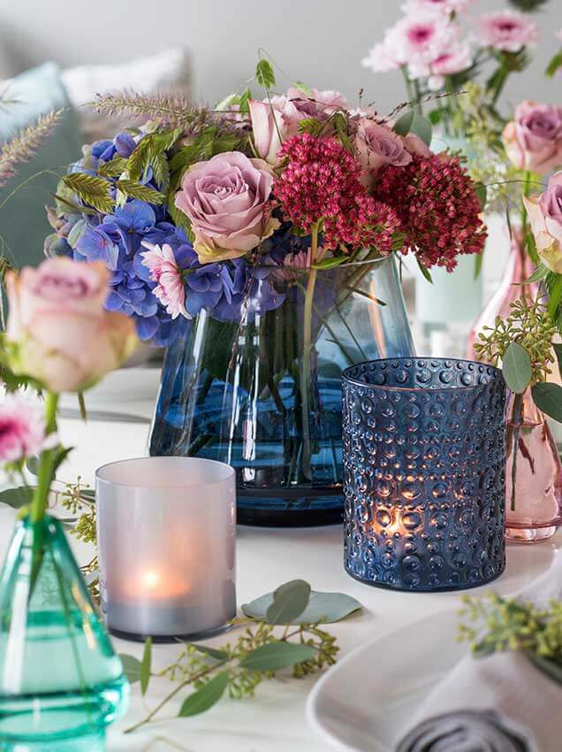 Miks med blomster, vaser og telys