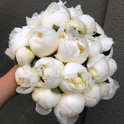 Brudebukett-med-hvite-Peoner