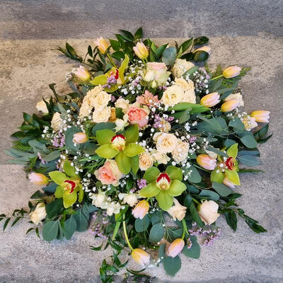 Stor bårebukett i duse farger