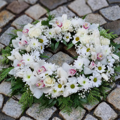 Liten krans med hvite blomster