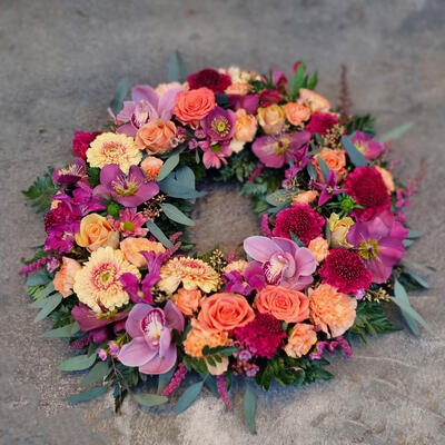 Liten krans med fargerike blomster