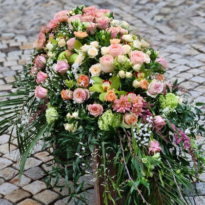 Kistedekorasjon i duse farger